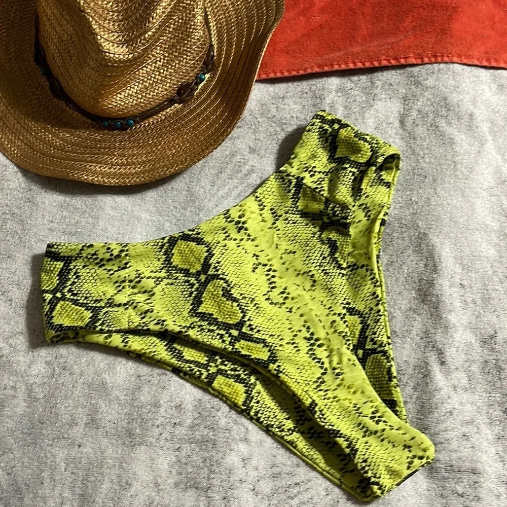 NWOT snakeskin swim Bottoms M